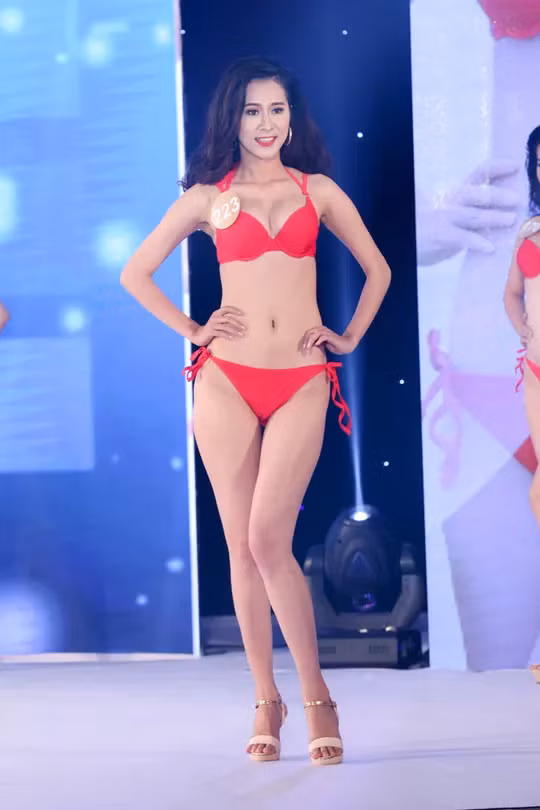 Không có đạo diễn catwalk, thí sinh lóng ngóng trong tạo dáng.