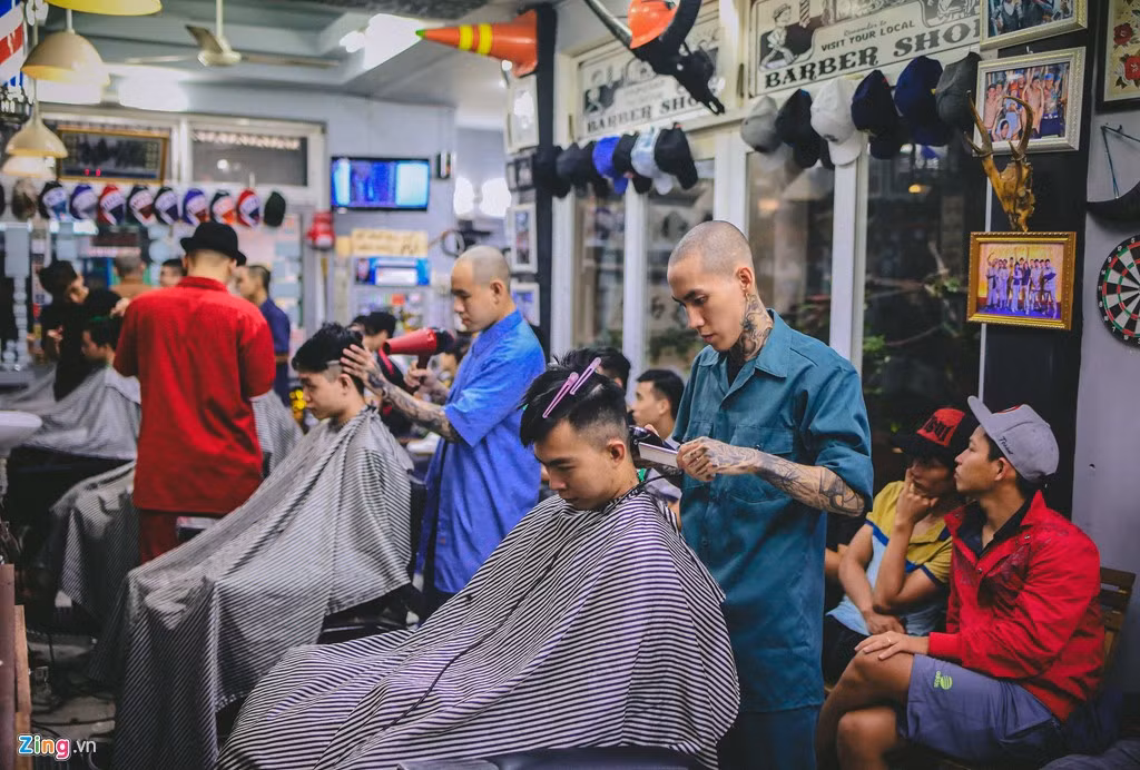 Tiệm cắt tóc này là nơi quy tụ của những thành phần cá tính đặc biệt, và mỗi người một nơi lại mang theo những câu chuyện đời của riêng mình. Họ gặp nhau, thành anh em, và có cùng điểm chung là đam mê nghề thợ cạo.