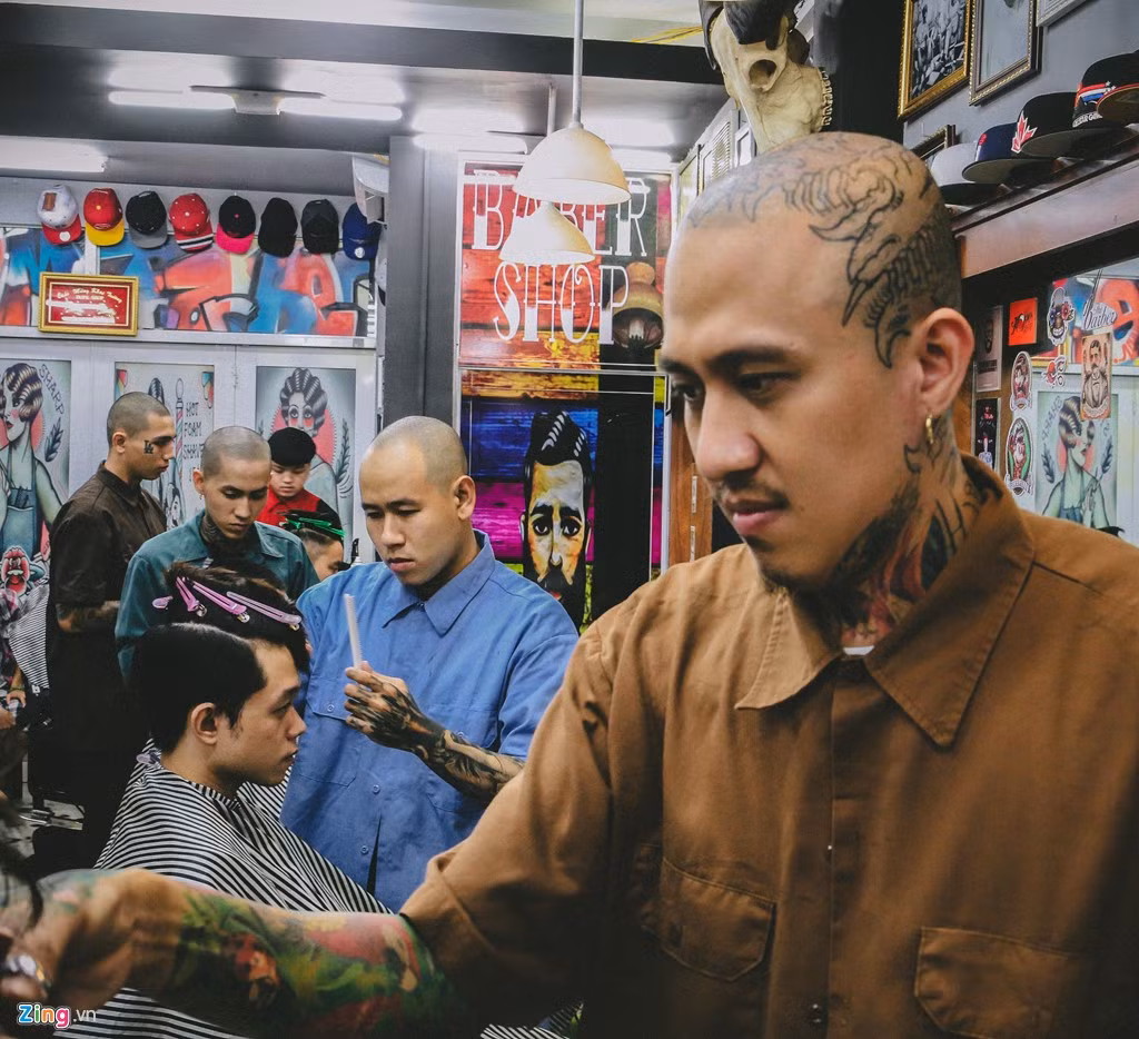 Và điều đặc biệt hơn cả, đó là những tay thợ cắt tóc với phong cách rất lập dị. Nhiều gã đầu trọc, kẻ thì để râu, một cậu xỏ khuyên ngay miệng với gương mặt lúc nào cũng lầm lỳ... toàn những gã đàn ông "chất chơi" với hình xăm đầy mình.