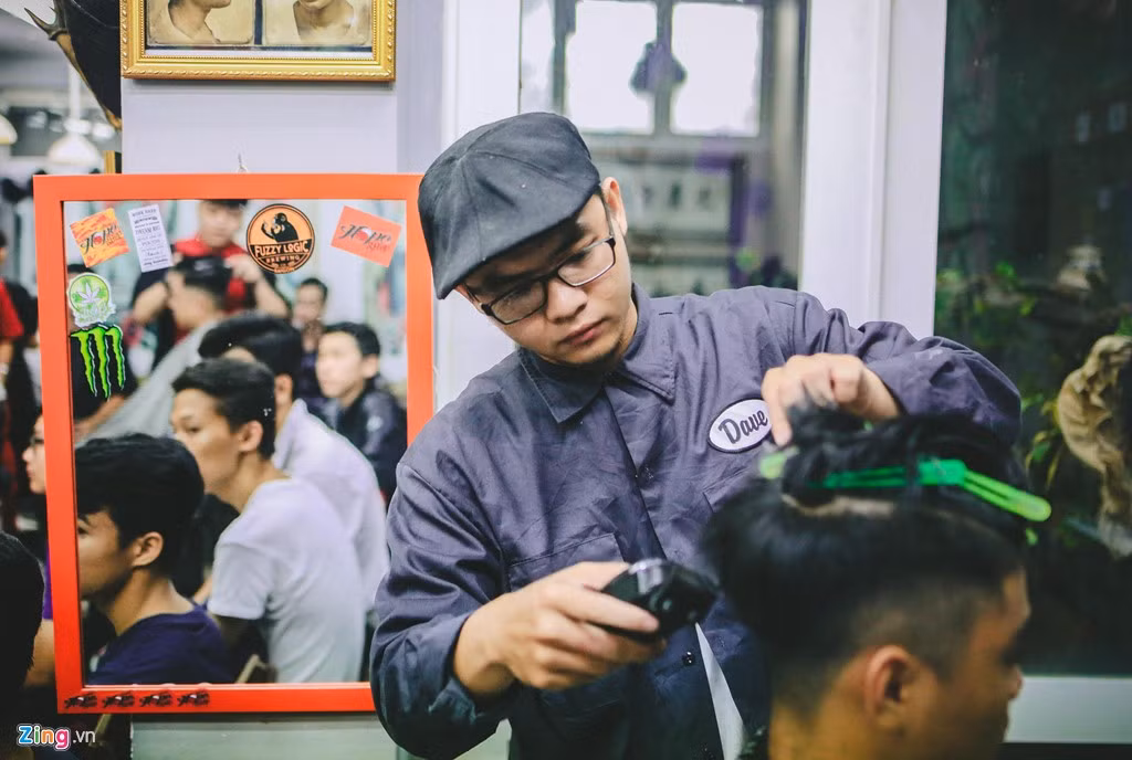 Ở một góc khuất trong phòng là Thắng sinh năm 1995 xuất thân Sài Gòn. Từ nhỏ Thắng đã thích cắt tóc và đến với nghề này bằng một lý do rất ngộ nghĩnh. Đó là trong thời gian học cấp 2, có một bạn thân của Thắng bị trêu đùa dính kẹo cao su vào tóc, cậu đã dùng kéo sửa cho bạn và chợt nhận ra mình làm rất đẹp, và cứ thế theo nghề, rồi tìm đến tiệm tóc dị thường này và say mê làm việc.