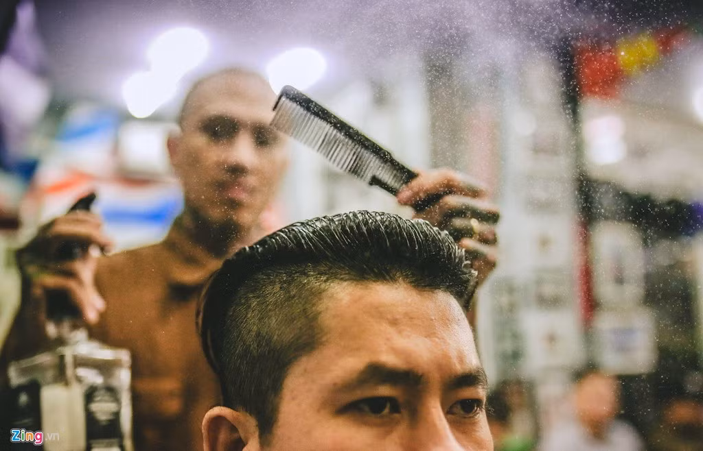 Tiêu chí chọn anh em cùng làm của gã chủ quán này, cũng rất lạ đời. Một là phải có cái "chất", có thể là hip hop, là gangster hay bất cứ ngành nghề nào cũng đều được chấp nhận. Thứ hai là phải đặc biệt yêu nghề và không khoa trương. Và điều cuối cùng là phải thích văn hóa Chicano style.