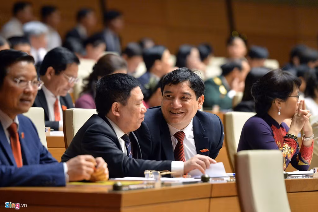 Bí thư tỉnh ủy Nghệ An Nguyễn Đắc Vinh tươi cười trao đổi với ông Hồ Đức Phớc, Tổng kiểm toán Nhà nước.