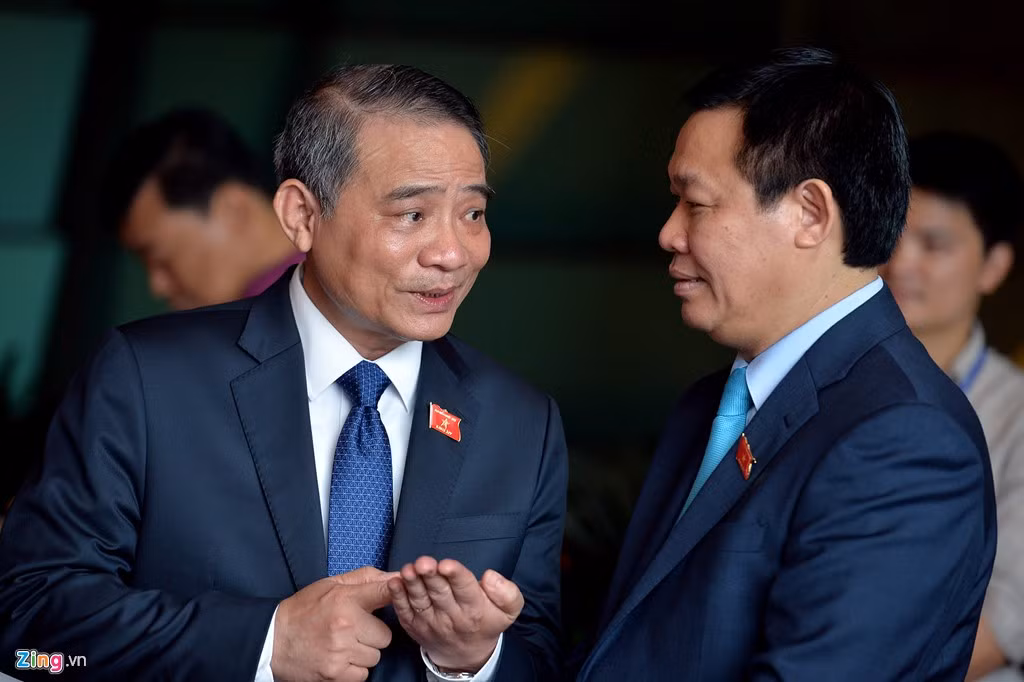 Bộ trưởng giao thông Trương Quang Nghĩa trò chuyện cùng Phó thủ tướng Vương Đình Huệ.