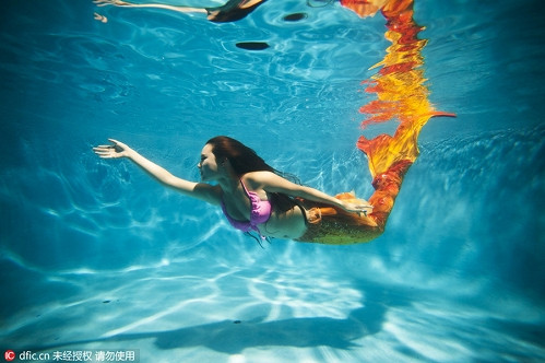 Đầu tiên là việc hóa thân thành người cá. Cô Zhang Ruifen, 33 tuổi đã bắt đầu sắm vai người cá tại công viên đại dương ở Vũ Hán, Hồ Bắc – miền trung Trung Quốc hồi đầu năm 2015 sau cuộc hôn nhân không hạnh phúc. Với những gì công việc này đem lại, Zhang Ruifen đã truyền cảm hứng sang cô con gái 8 tuổi. Hiện tại, Zhang Ruifen dạy con học bơi và lặn.