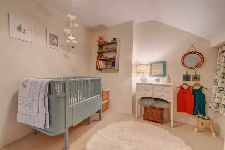 Phòng của trẻ em có tất cả mọi thứ mà một đứa trẻ muốn.