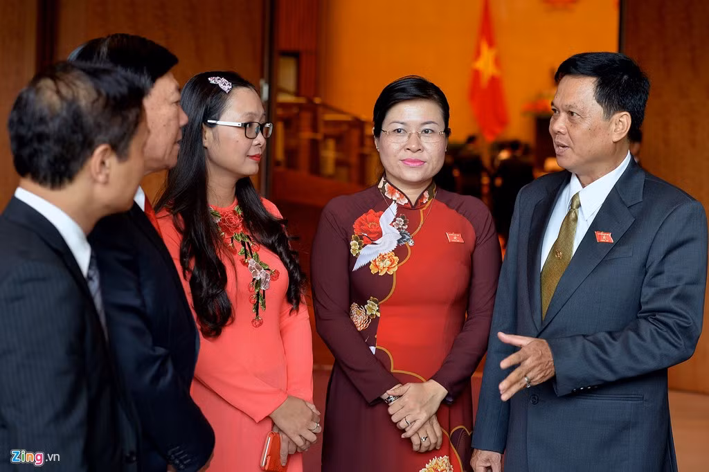 Đại biểu nữ diện áo dài trong ngày khai mạc.