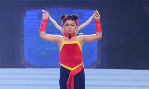 Bé Ben đóng vai Na Tra và diễn ảo thuật khi mang trăn lên sân khấu.