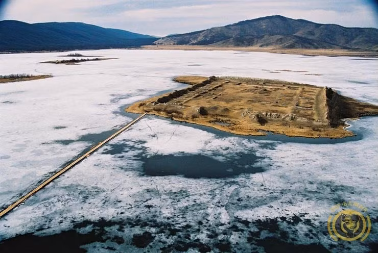 Mặc dù đã có tuổi thọ 1.300 năm, nhưng nhiều bức tường ở đây vẫn còn nguyên vẹn. Khoảng sân trong ở giữa hòn đảo có một cấu trúc kiến trúc được chia làm hai phần, với mái ngói được 36 cây cột đá chống đỡ.