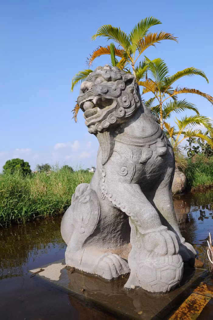 Đôi Nghê chầu hai cánh nhà bia, mồm ngậm hạt ngọc, đầu và mình được khắc những hình văn xoắn, cổ đeo vòng nhạc, hình dáng khỏe khoắn và sinh động. Nghê bên trái đặt chân lên nghê con, nghê bên phảo đặt chân lên quả cầu.