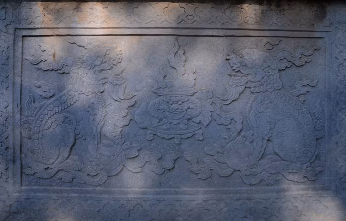 Thân hương án trạm phù điêu “lưỡng nghê chầu lư hương”.