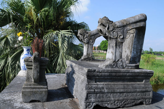 Ngai thờ được đục trạm tinh xảo từ đá nguyên khối, không thua kém gì trạm khắc trên gỗ.