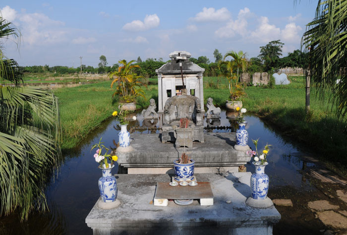 Sau trận lũ lịch sử năm 1914, đê sông Hồng vỡ, phù sa bồi dày hơn 2 m lên cánh đồng trũng, phủ kín quần thể lăng đá. Năm 1986, chính quyền xã cải tạo ruộng đồng, huy động máy xúc khai thác đất phù sa để trồng ngô.