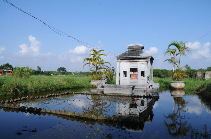 Khi đào đất, mọi người sững sờ khi thấy các tượng đá lộ ra. Với đẹp độc đáo của mình, khu lăng đá đã được Nhà nước công nhận Di tích kiến trúc nghệ thuật cấp Quốc gia năm 2003.