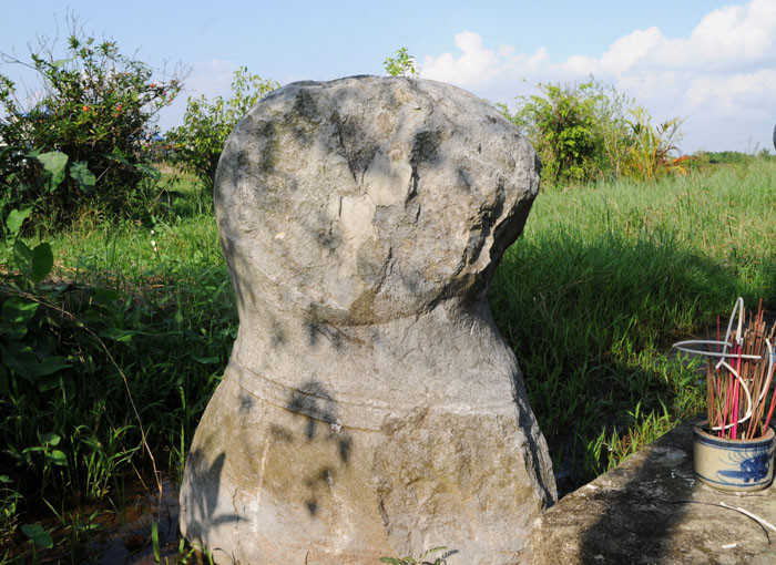 Cổng lăng mộ đá, đi từ ngoài vào có tượng chó đeo vòng lục lạc, ngồi canh cổng. Hiện tại chỉ còn 1 con không còn nguyên vẹn.