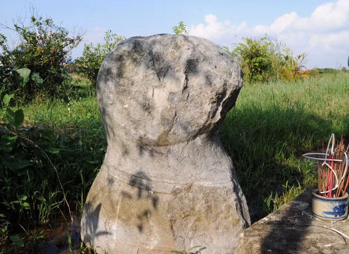 Cổng lăng mộ đá, đi từ ngoài vào có tượng chó đeo vòng lục lạc, ngồi canh cổng. Hiện tại chỉ còn 1 con không còn nguyên vẹn.