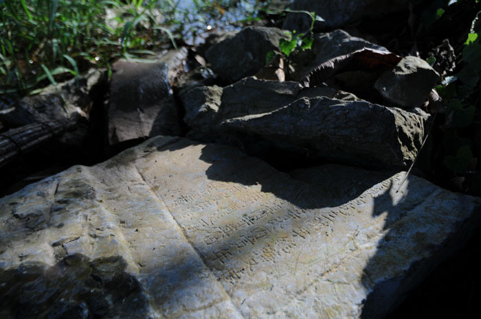 Một số bia đá trong lăng mộ không còn nguyên vẹn do tác động của thời gian.