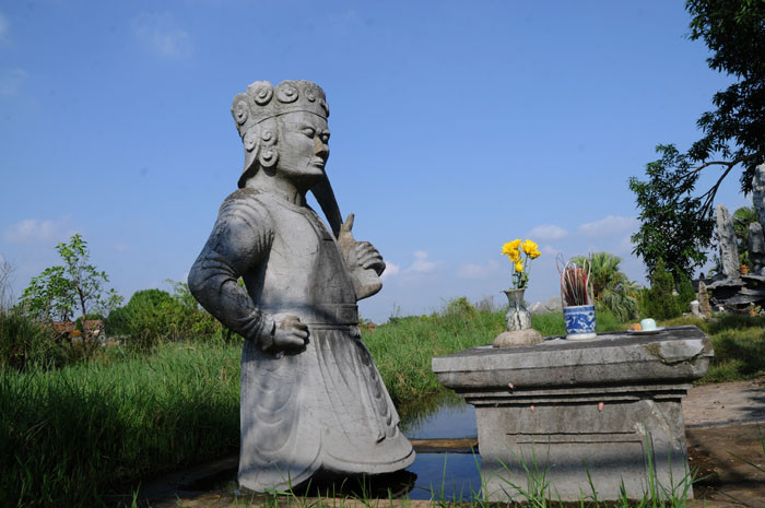 Qua tượng chó đến hai pho tượng võ sĩ lực lưỡng, được chạm khắc theo phương pháp tả thực, đường nét và hình khối tinh xảo, cân đối nên nhìn hai pho tượng như hai võ sĩ thật trước cửa các cung đình.