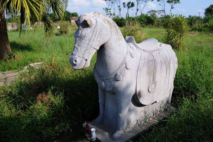 Tượng ngựa có dáng chân thấp, mình tròn, trạm trổ lục lạc, yên cương.