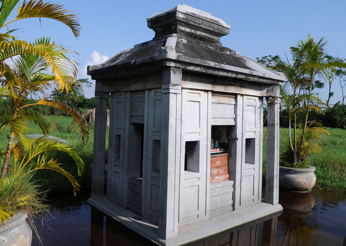 Ngôi nhà bia có bốn cột, đỡ lấy tấm mái cong bốn phía. Nóc nhà bia có tháp cao. Toàn nhà bia cao 4m, gồm 20 chi tiết lắp ghép với nhau hoàn toàn bằng mộng, không hề sử dụng một chất kết dính nào.