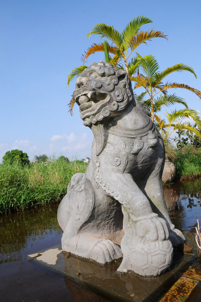 Đôi Nghê chầu hai cánh nhà bia, mồm ngậm hạt ngọc, đầu và mình được khắc những hình văn xoắn, cổ đeo vòng nhạc, hình dáng khỏe khoắn và sinh động. Nghê bên trái đặt chân lên nghê con, nghê bên phảo đặt chân lên quả cầu.