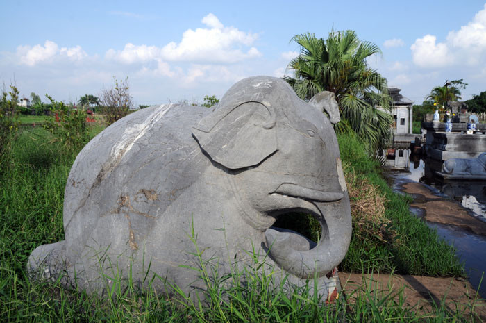 Cách hương án tiền gần 4m, mỗi bên có một tượng "Voi phục". Các nhà khảo cổ học đánh giá đôi tượng voi này là một trường hợp hiếm thấy ở nước ta vì kích thước rất lớn, gần bằng voi thật.