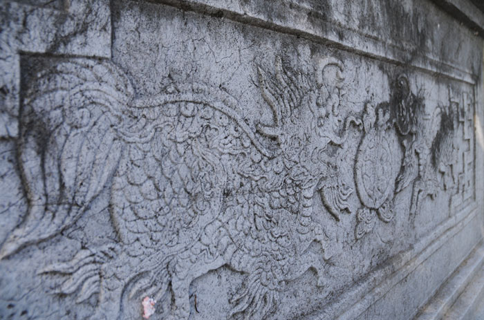 Hình “lưỡng lân chầu nguyệt” góc hương án.