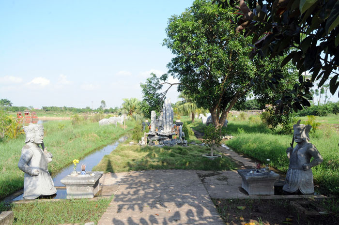 Năm 1732 thế tử Trịnh Giang lên ngôi chúa, là người hôn ám, nhu nhược, không kham nổi việc nước. Hai năm sau, Đỗ Bá Phẩm bị chúa Trịnh Giang phế chức trấn thủ Nam Sơn. Năm 1733 thấy thế đất ở đây hợp phong thủy, ông cho người chở đá từ Đông Triều (Quảng Ninh) về xây lăng làm nơi an nghỉ. Nhưng lăng chưa kịp hoàn thiện thì có gian thần trong triều dèm pha, cho rằng ông mưu đồ làm phản, nên Quận công bị đày ra Quảng Ninh rồi viên tịch ở đó.