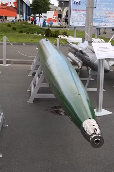 Shkval của Nga: Loại ngư lôi này di chuyển dưới nước như tên lửa bởi tốc độ của nó (386 km/giờ), do tạo ra một lớp bọt khí phía mũi và quanh thân khiến lớp vỏ kim loại của ngư lôi hầu như không tiếp xúc với nước. Ngư lôi này có động cơ đẩy tên lửa, dài 8,2 m, nặng 2,7 tấn, đầu đạn 210 kg, sẽ tự kích nổ khi gần tàu ngầm hoặc ngư lôi địch đang lao đến.