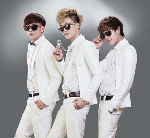 Nhiều cư dân mạng tỏ ra hân hoan trước sự thay đổi phong cách của HKT. Hình ảnh trong thời gian gần đây của HKT cũng nhận được những phản hồi tích cực của khán giả.