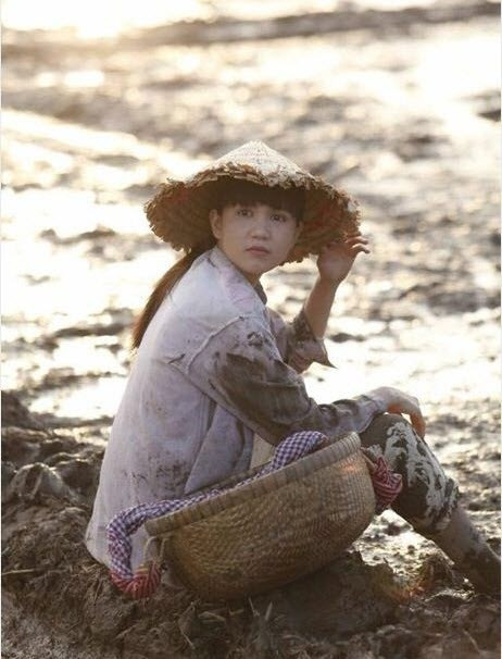 Ngọc Trinh chân chất trong hình ảnh cô gái nông thôn chân lấm tay bùn.