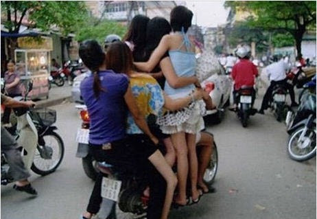 7 "anh em" trên một chiếc xe ôm ở Hà Nội.