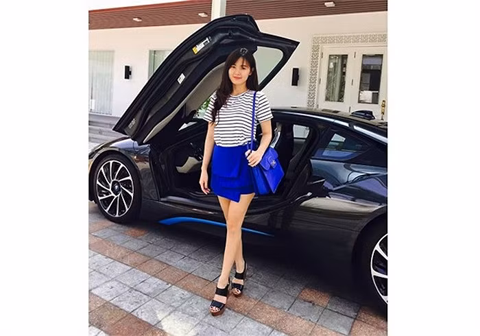 Midu cũng từng tung lên trang cá nhân hình ảnh 'bóc tem' siêu xe BMW i8, một trong hai chiếc mới về Việt Nam.