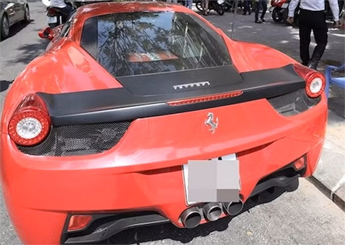 Midu cũng được bạn trai thiếu gia đưa đi mua hoa bằng chiếc Ferrari màu đỏ sang trọng bậc nhất.