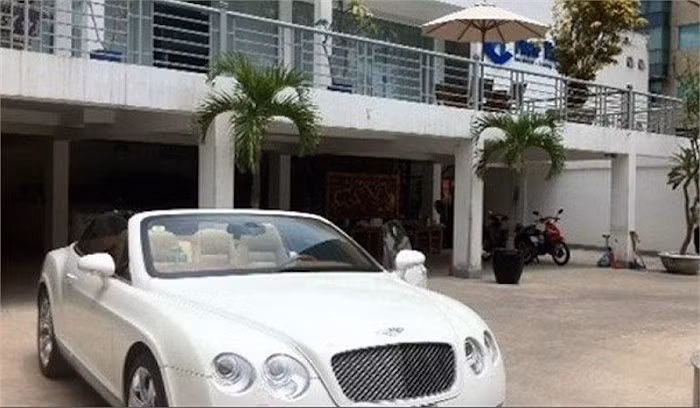 Theo ước tính, tổng giá trị bộ sưu tập xe của gia đình anh lên tới hơn 60 tỷ đồng và khối tài sản Phan Thành sở hữu phải lên đến hàng trăm tỷ đồng.