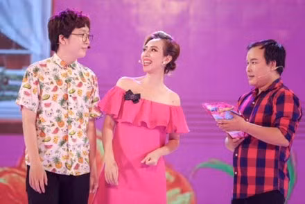 Ngoài Hoài Linh, trong vở hài kịch này còn có sự xuất hiện của "hoa hậu" làng hài Thu Trang. Với năng khiếu hài hước và đam mê hết mình cho nghiệp diễn, Thu Trang là một trong những gương mặt nhận được nhiều tình cảm yêu mến của khán giả hiện nay.