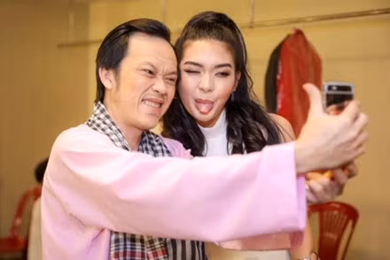 Sau khi chuẩn bị xong mọi thứ, danh hài Hoài Linh còn dành thời gian để selfie cùng mọi người trong hậu trường.