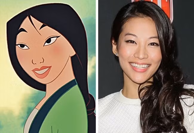 Giống nhau đến cả điệu cười thế này cơ mà.