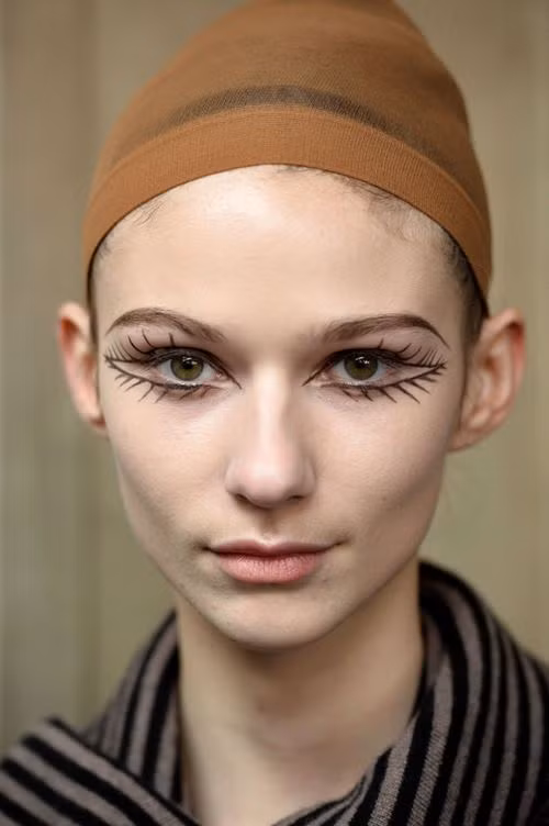 Kiểu làm tóc giống ni cô và hàng mi ấn tượng trong show diễn của nhà thiết kế Isa Arfen.