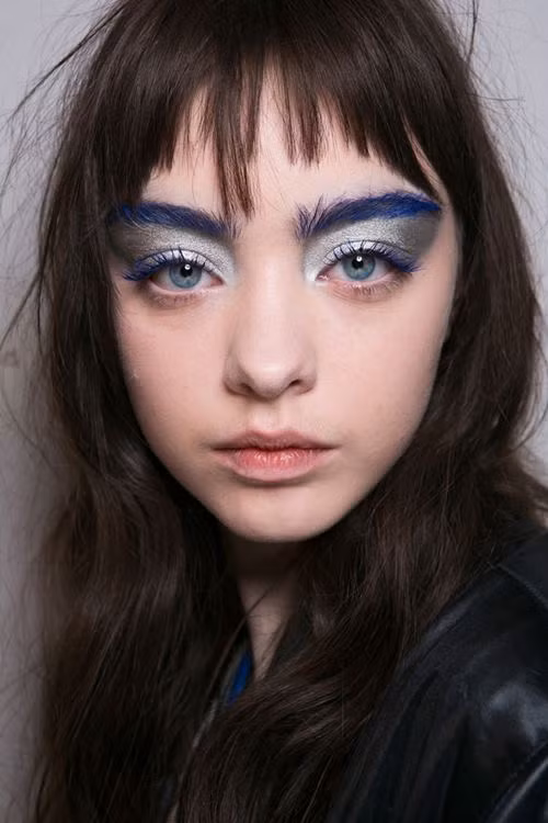 Show diễn của thương hiệu Central Saint Martins đã nhuộm lông mày và lông mi của người mẫu.