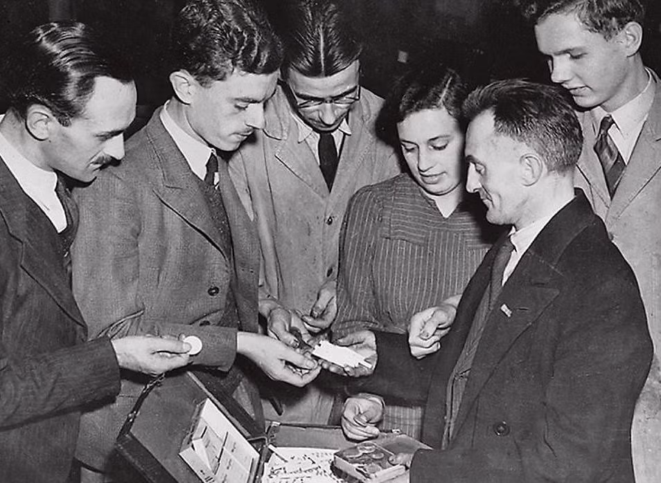 Cuốn sách “Tội phạm trong Thế chiến 2: Dân chợ đen, côn đồ, kẻ lừa đảo và hơn thế”, của Penny Legg, hé lộ đời sống của những kẻ phạm tội trong thời buổi loạn lạc của cuộc Chiến tranh thế giới thứ 2. Trong ảnh, một đám đông tụ tập mua thuốc lá từ một tay bán hàng ở chợ đen năm 1942.