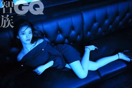 Người đẹp 9x cũng có lúc táo bạo quyến rũ.