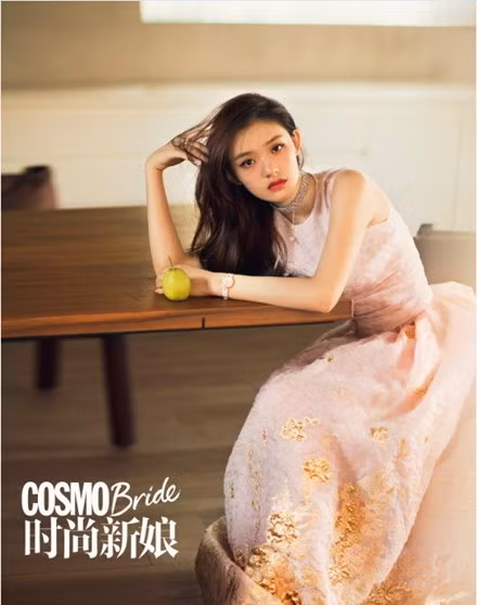 Tuy vậy, nhiều ý kiến khác lại cho rằng Lâm Duẫn là diễn viên trẻ đầy triển vọng với khí chất thanh thoát, gương mặt sáng như trăng rằm, ánh mắt biết nói và dáng vóc cực kỳ gợi cảm.