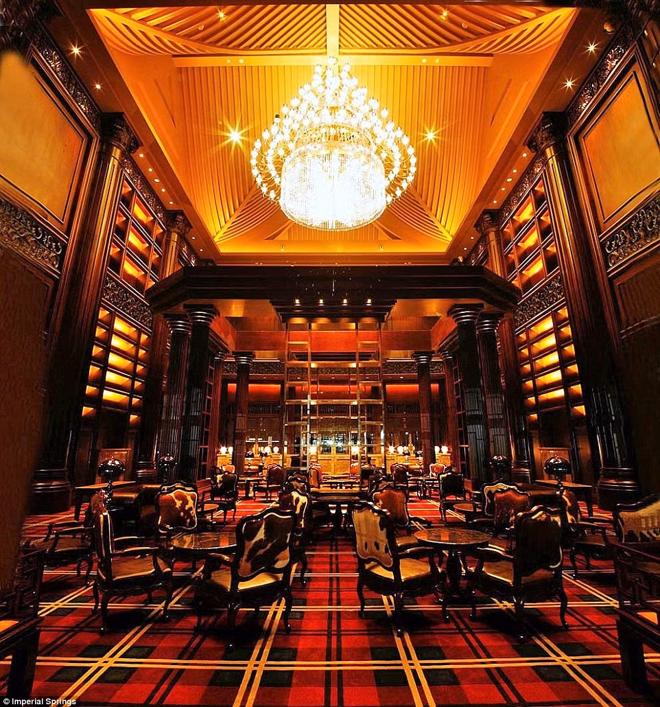 Sân golf 27 chỗ có câu lạc bộ và quán bar kiểu Scotland để du khách thưởng thức xì gà và rượu cognac.