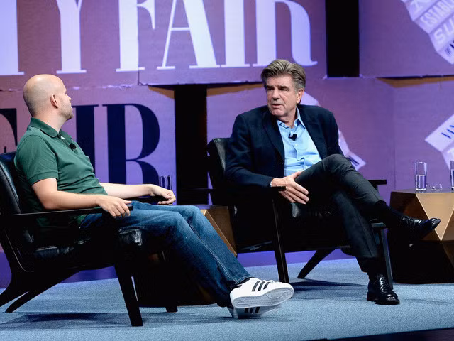 Daniel Ek: Nike Air Force 1 '07 (90 USD) và Adidas Superstar (80 USD): CEO Spotify thường xuyên diện đôi giày mang tính biểu tượng của Nike: Air Force 1 - mẫu giày ra mắt năm 1982, và đã bán được 12 triệu đôi trong năm 2005. Ngoài ra, người ta cũng phát hiện Ek thường xuyên mang đôi giày màu trắng thuộc dòng Superstar nổi tiếng của Adidas.