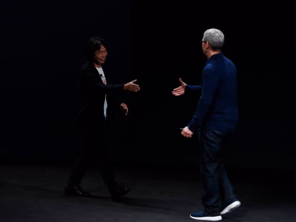 Tim Cook: Nike Roshe Run 2 Flyknit (105 USD): CEO Apple cũng là thành viên ban giám đốc của Nike, vì thế không khó hiểu khi ông chọn cho mình một đôi giày thể thao thuộc hãng này. Kể từ khi ra mắt vào năm 2012, Roshe Run vẫn luôn nằm trong tâm điểm của sự chú ý với doanh số bán ra đáng ngưỡng mộ.