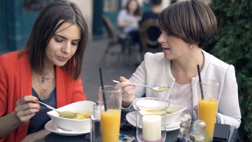 Tây Ban Nha: Theo quy tắc ăn uống truyền thống, bạn không nên uống nước khi ăn bạch tuộc hay súp để tránh đau bụng. Nếu khát, bạn có thể uống rượu hoặc các loại nước ngọt. Ảnh: Shutterstock.