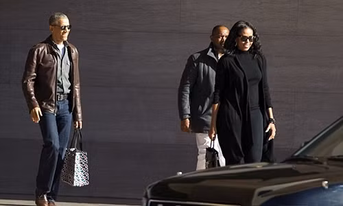 Ong Obama tuoi cuoi xuat hien cung vo giua nghi an “nghe len“