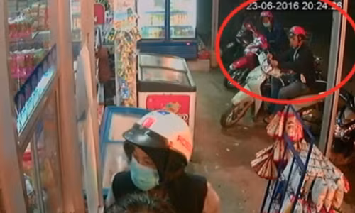 Trom cap xe may tung bung cong an xa noi...khong biet