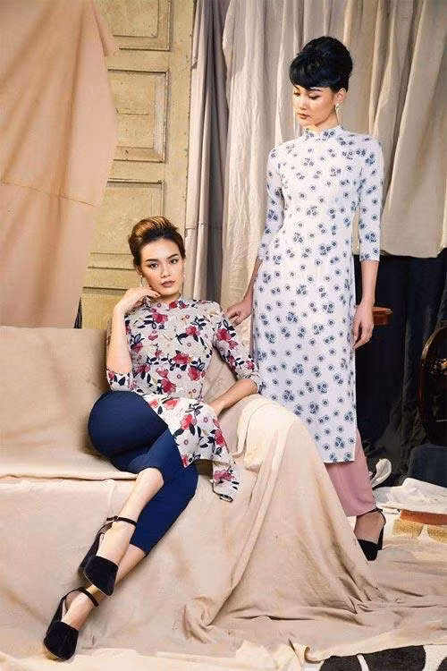 Bạn cũng có thể sắm cho mình một chiếc áo dài để đi chơi hoặc chụp ảnh cùng bạn bè chẳng hạn. Đây là một trong những kiểu áo dài đẹp đang được nhiều bạn trẻ Việt ‘mê mẩn’.