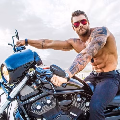 Những loại thực phẩm anh thường sử dụng gồm: Rau và trái cây (dâu, bơ), gạo nâu hoặc gạo Bắc Ấn, các loại thịt (như thịt cừu, bò, gà tây, cá hồi, cá ngừ, cá kiếm, tôm, mực ống, trứng và lòng trắng trứng...), các loại hạt (hạnh nhân, macca, óc chó,...), thực phẩm từ sữa (sữa tươi, pho mát, sữa chua Hy Lạp, kem chua,...).